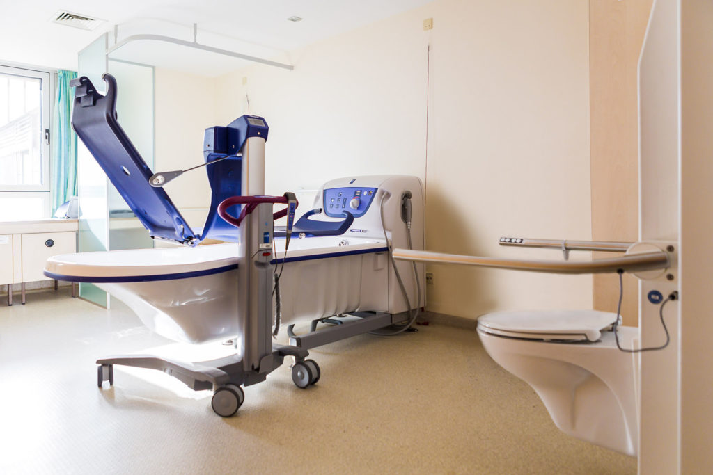 Medizinische Badewanne im behindertengerechten Therapiebad