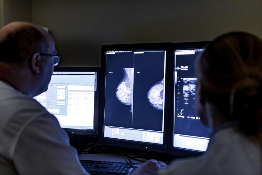 Ein Radiologie untersucht ein Röntgenbild einer weiblichen Brust auf Erkrankungen.