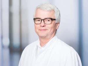 Dr. Günter Schmidt, Leiter der Sektion Hand- und Plastische Chirurgie im Klinikum Ingolstadt