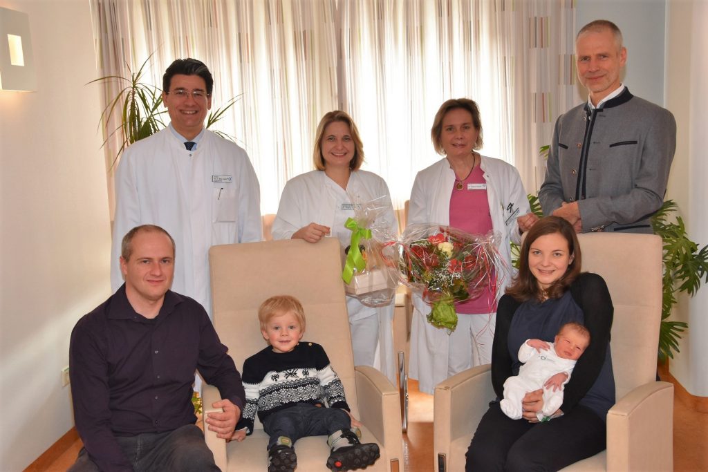 Geschenkübergabe an die Eltern des 2.500 Babys 2017 im Klinikum Ingolstadt