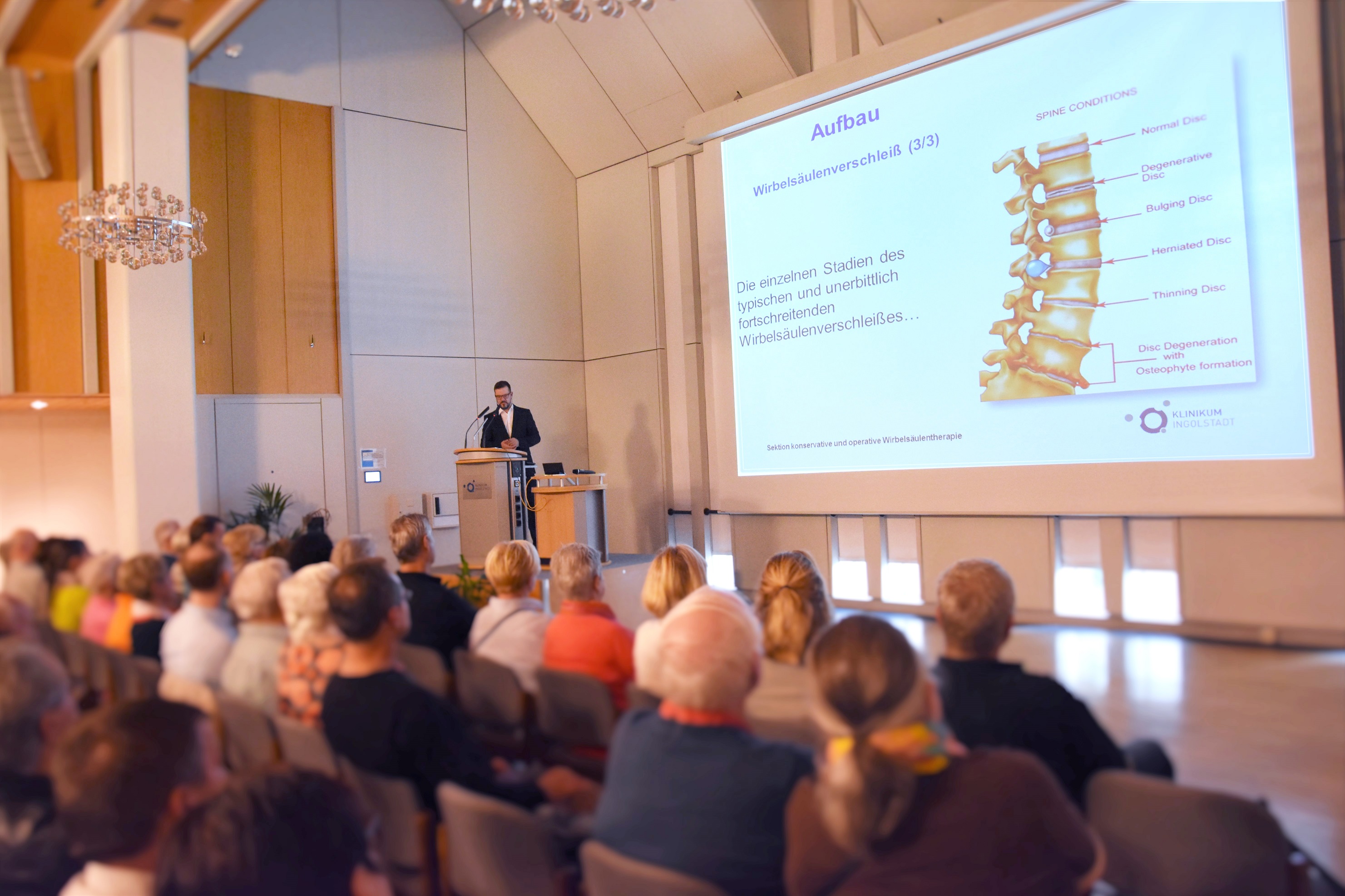 Dr. Robert Morrison bei einem Vortrag im Klinikum Ingolstadt