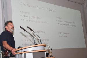 Kriminaloberkommissar Ralf Münzner bei einem Vortrag am Klinikum Ingolstadt