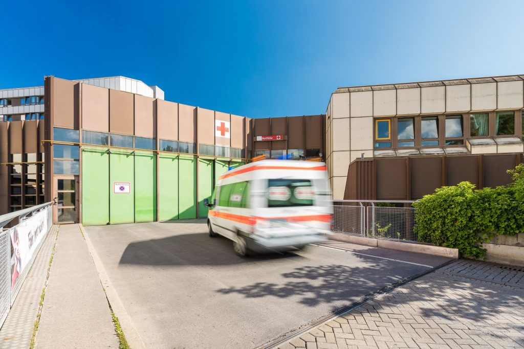 Anfahrt eines Rettungswagens zum Notfallzentrum im Klinikum Ingolstadt