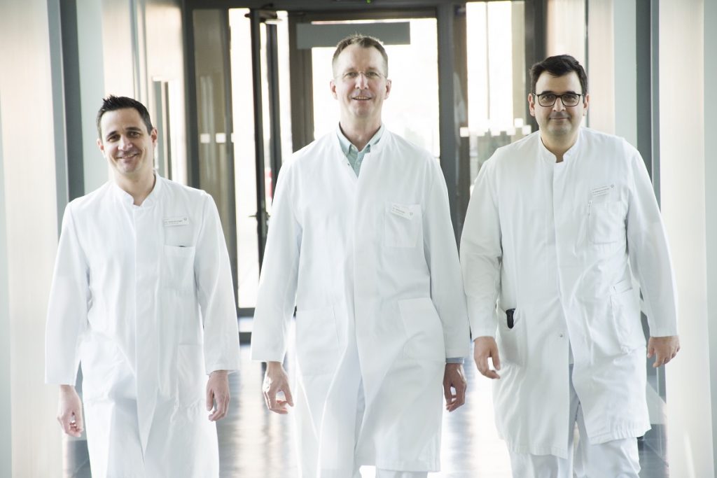 Die drei Leitenden Ärzte, Dr. Guido Brosinger, Dr. Micha Bahr und Dr. Andreas Sarropoulos der Klinik für Kinder- und Jugendchirurgie im Klinikum Ingolstadt