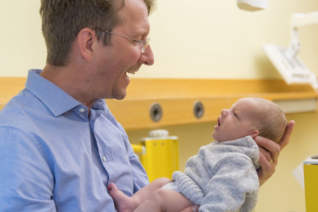 Dr. Micha Bahr untersucht ein Baby