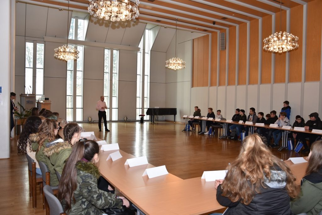 Erich Göllner, Pflegedirektor im Klinikum, begrüßte die 41 Schülerinnen und Schüler. 