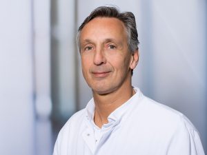 Dr. Jörg Scherer, Oberarzt des Zentrums für Orthopädie und Unfallchirurgie im Klinikum Ingolstadt