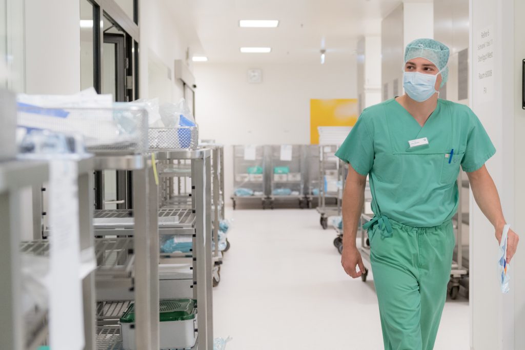 Ein Operationstechnischer Assistent im Flur des OPs am Klinikum Ingolstadt