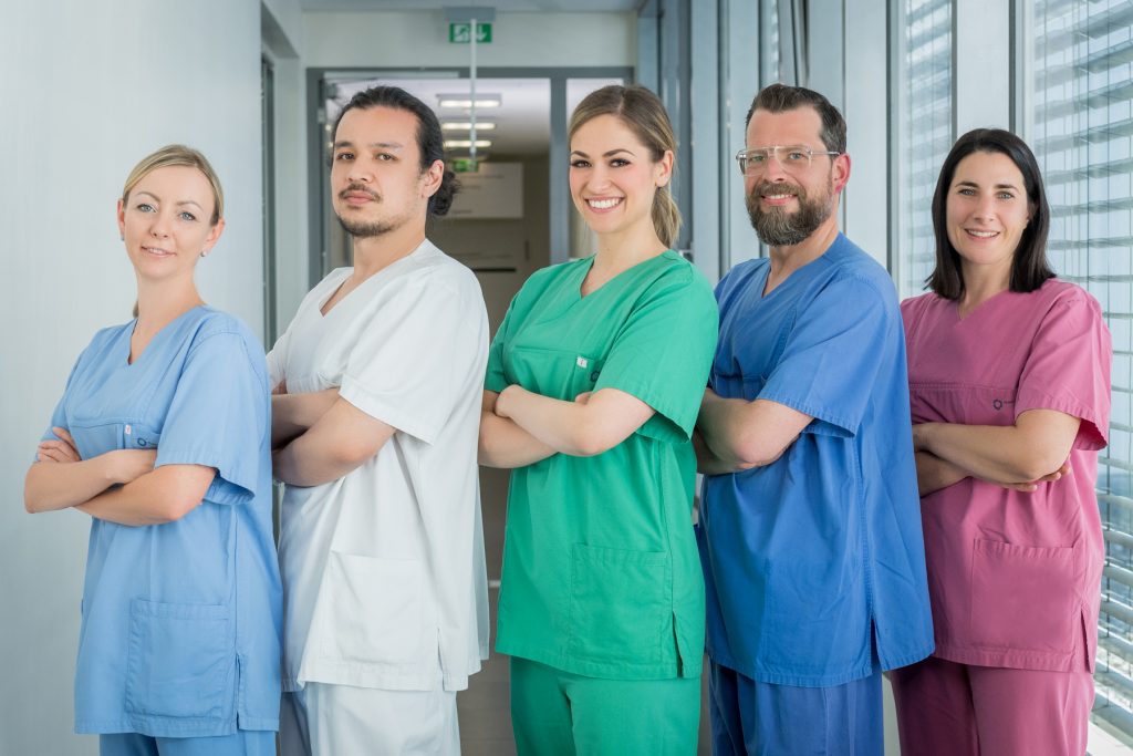 Ein Team aus verschiedenen Pflegebereichen im Klinikum Ingolstadt
