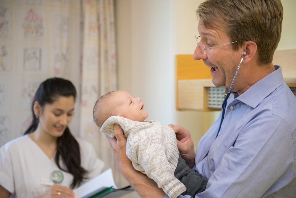 Dr. Bahr untersucht ein Baby