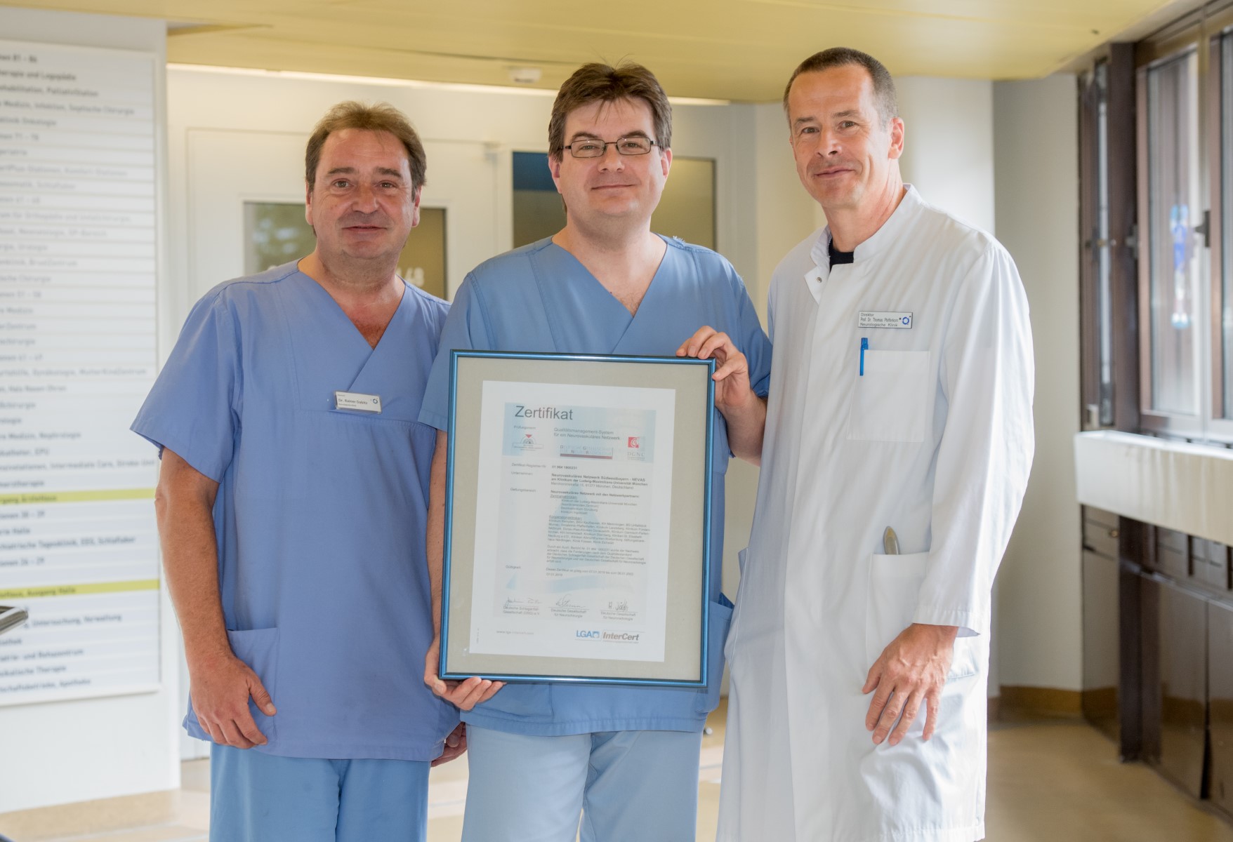 Dr. Dabitz, Thomas Flierler und Prof. Pfefferkorn mit dem Zertifikat der Stroke Unit