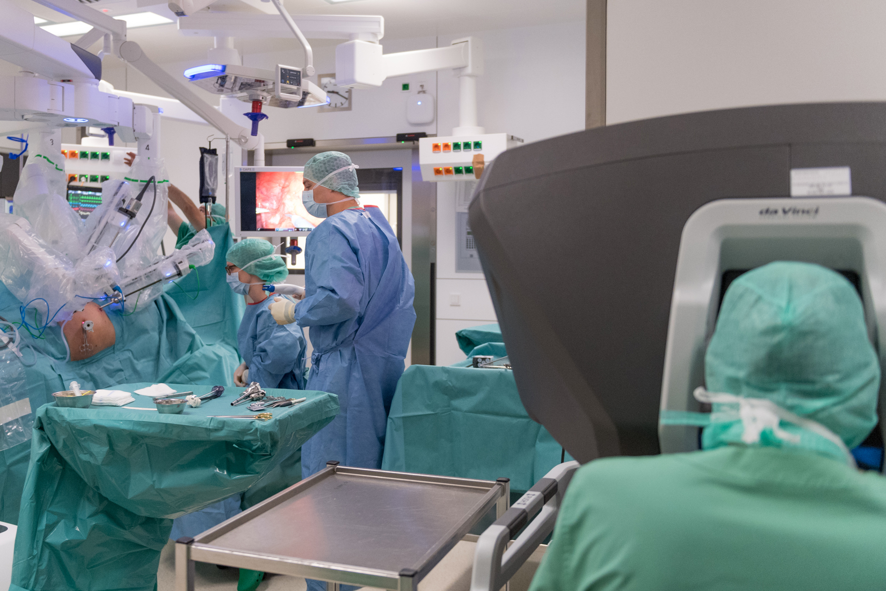 Eine Operation mit dem OP-Roboter da Vinci in der Urologie des Klinikums Ingolstadt