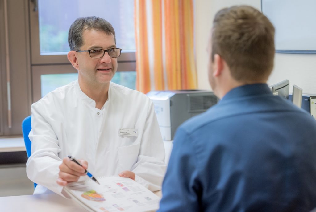 Schmerzmediziner Dr. Andreas Mayr berät und behandelt Menschen mit chronifizierten Schmerzen. Hierfür werden Betroffene rund drei Wochen stationär im Klinikum aufgenommen. Die Einweisung erfolgt durch den niedergelassenen Hausarzt.