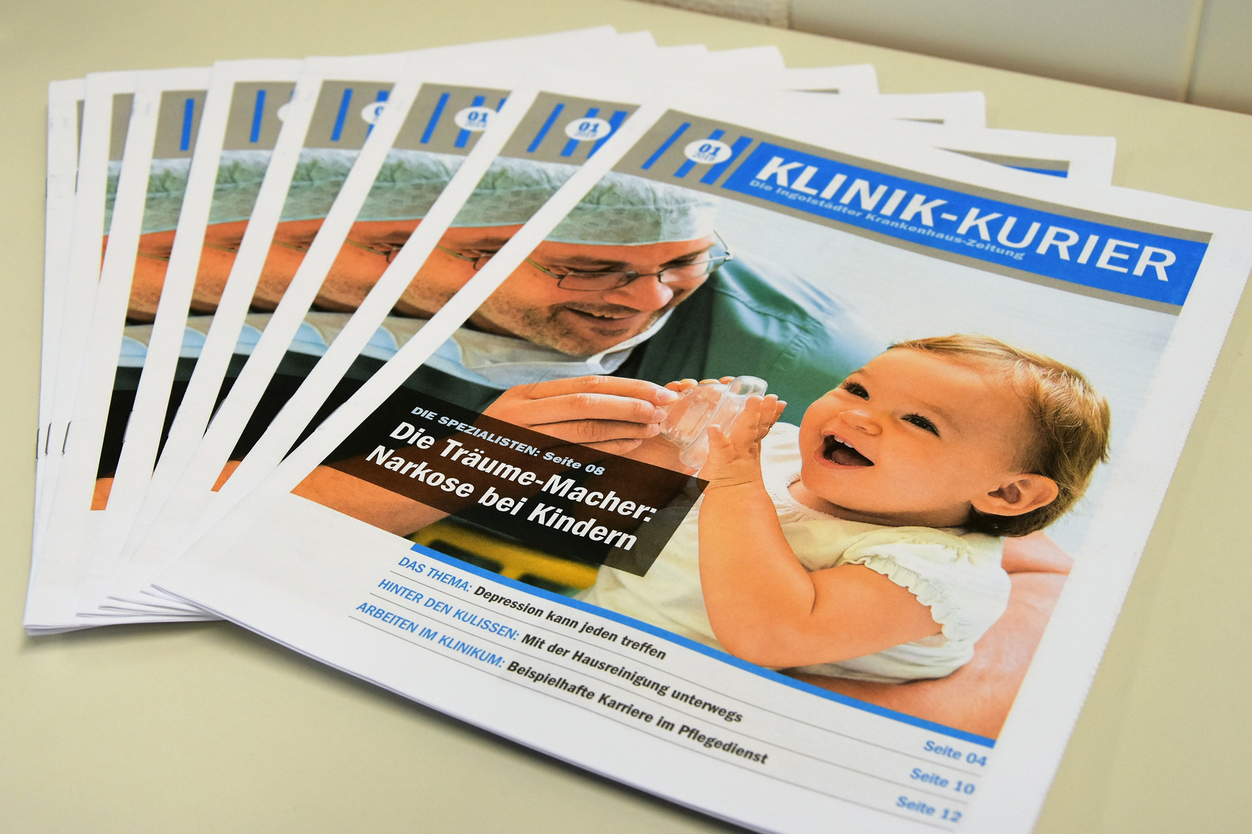 Einige Exemplare des Klinik-Kuriers, dem Patientenmagazin des Klinikums Ingolstadt