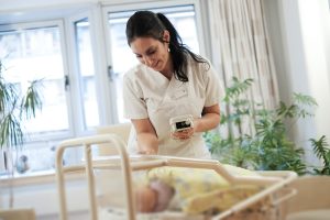 Eine Schwester kümmert sich um ein Baby auf der Mutter Kind Station des Klinikums Ingolstadt