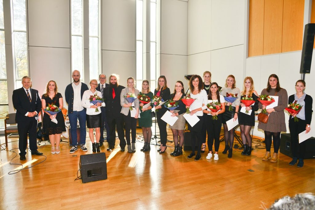Absolventen des BBZ Ingolstadt bei ihrer Abschlussfeier mit Oberbürgermeister Dr. Christian Lösel und dem Schuldirektor Wolfgang Lamprecht
