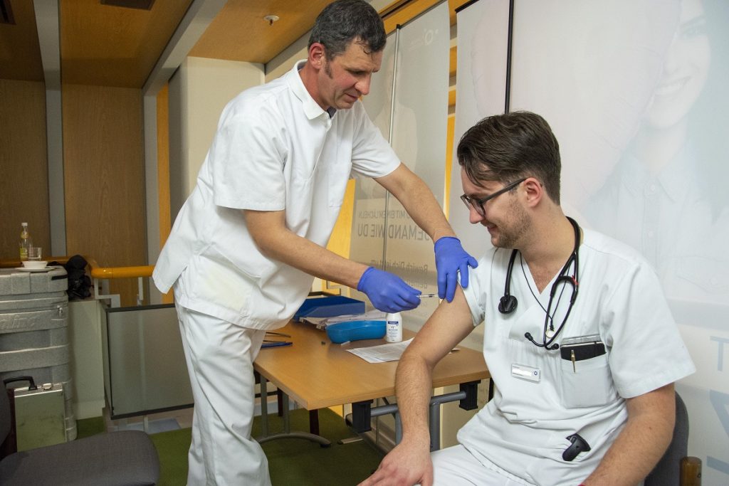Ein Arzt des Klinikums Ingolstadt lässt sich beim Gesundheitstag impfen.