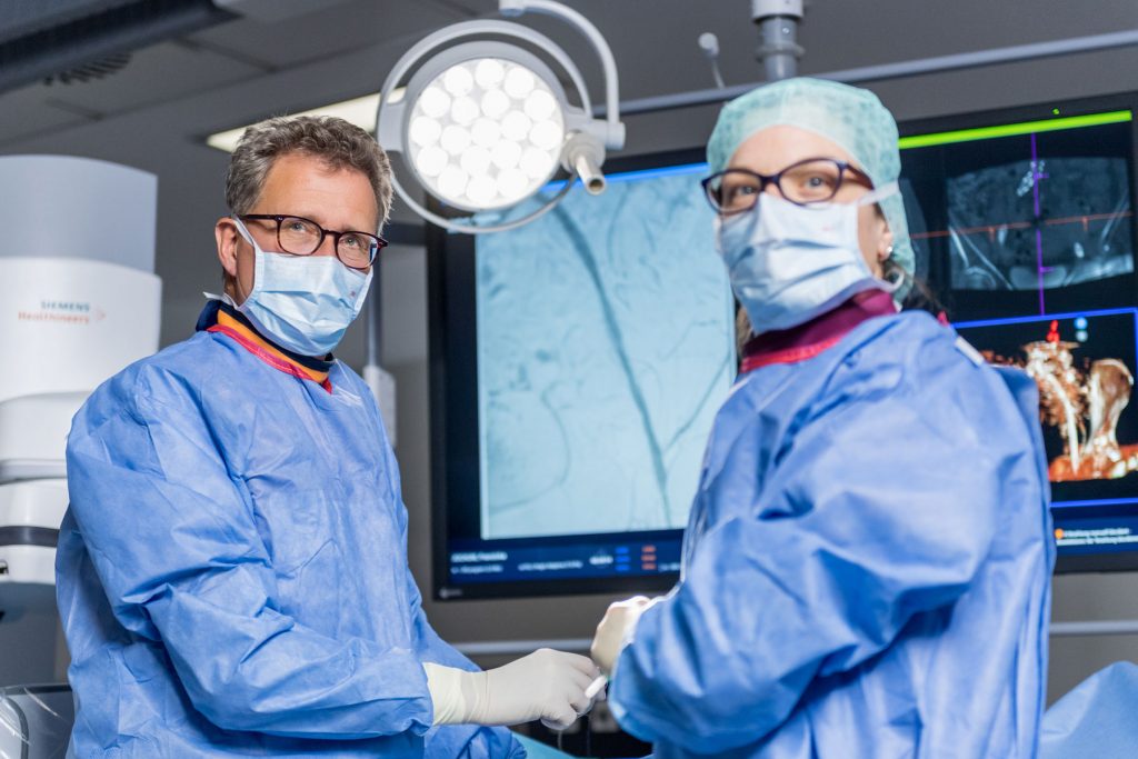 Prof. Dr. Vorwerk und einen MTRA bei einem Eingriff an der Angiographie im Klinikum Ingolstadt.