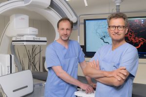Die Direktoren des Zentrums für Radiologie und Neuroradiologie, Dr. Hendrik Janssen und Prof. Dr. Dierk Vorwerk, vor der Angiographie-Anlage