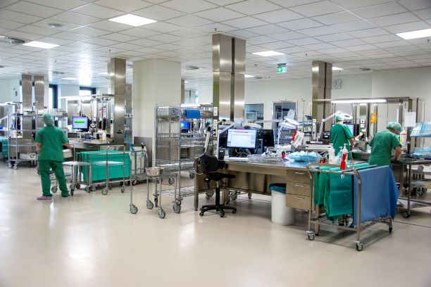 Den Barcode scannen und dann kann die Reise losgehen: In der Aufbereitungseinheit für Medizinprodukte (AEMP) werden jährlich Hunderttausende chirurgische Instrumente professionell gereinigt.