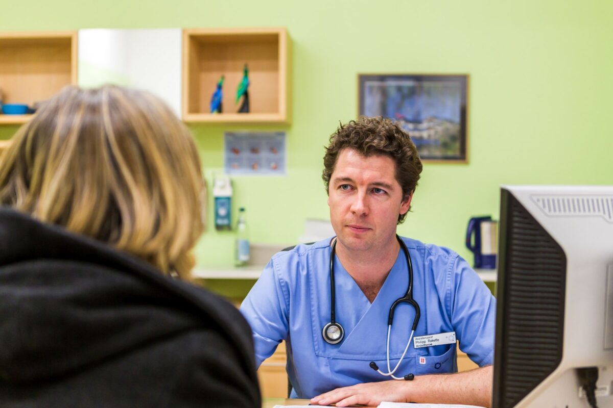Patientin im Aufnahmegespräch mit ihrem Arzt