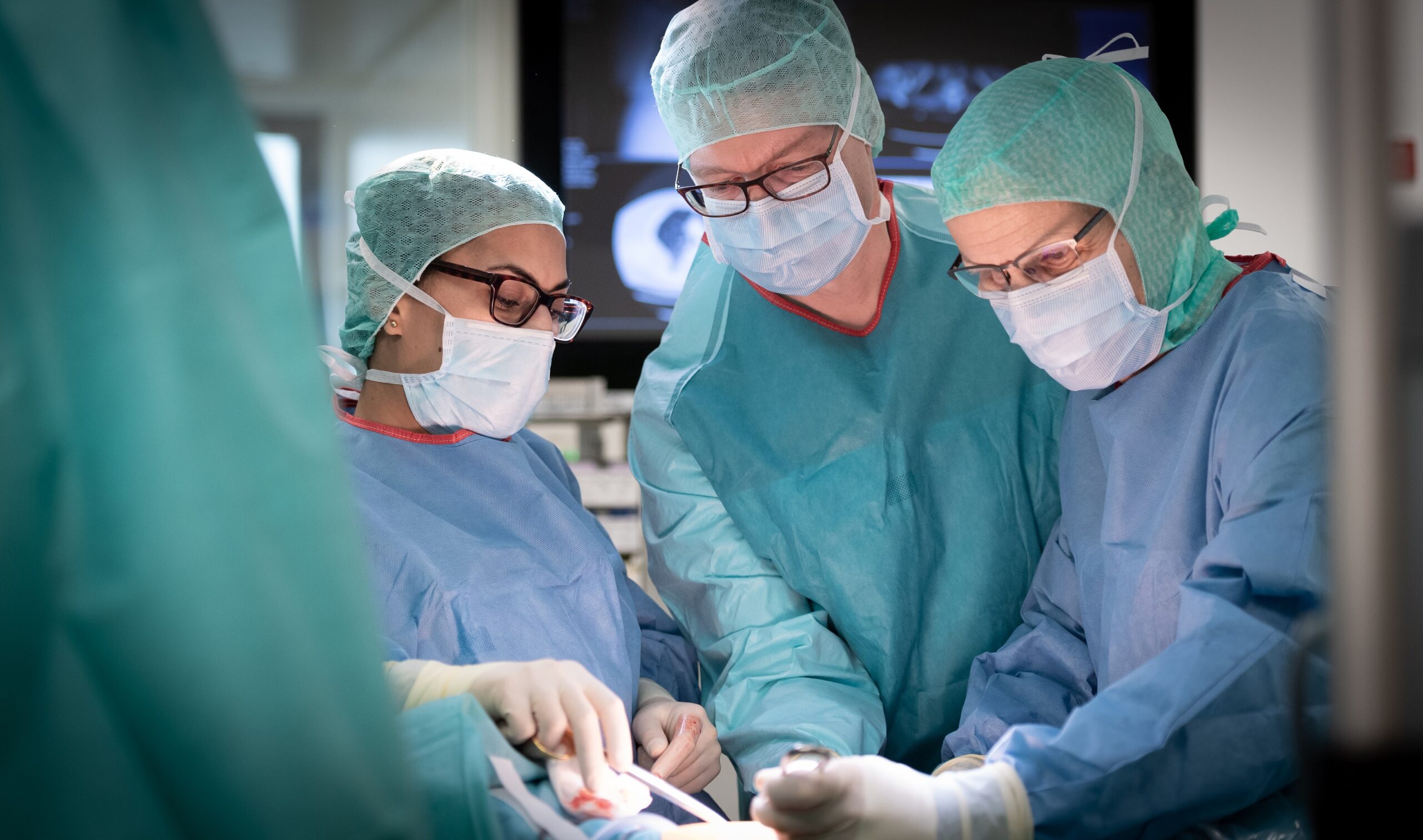 Prof. Rentsch mit Team im OP