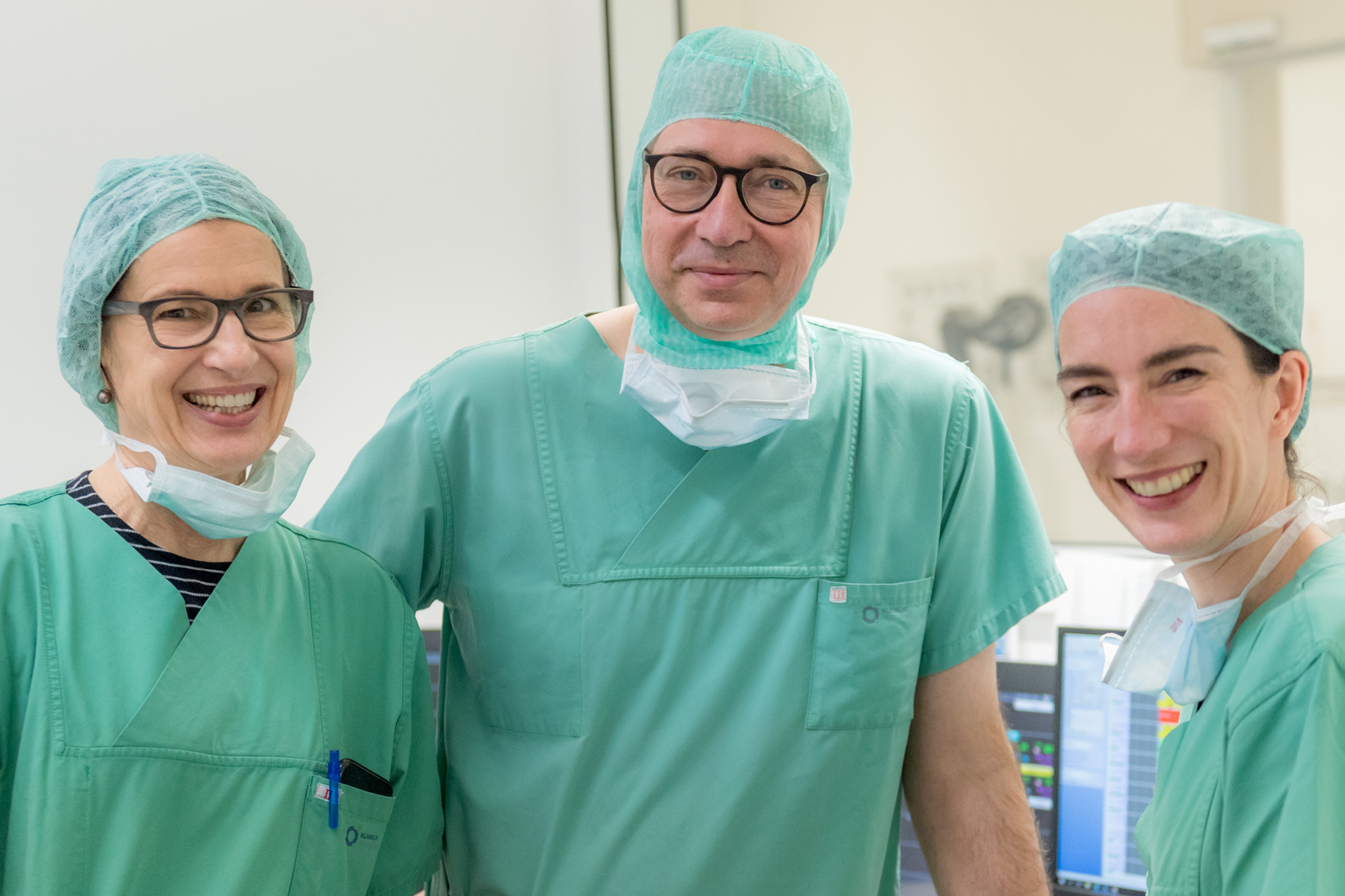 Ein starkes Team und fächerübergreifende Zusammenarbeit ist uns sehr wichtig. Prof. Dr. Andreas Manseck, Leiter des Zentrums, mit Dagmar Wunderlich, Oberärztin und PD Dr. Martina-Nowak Machen, Direktorin der Klinik für Anästhesie und Intensivmedizin.