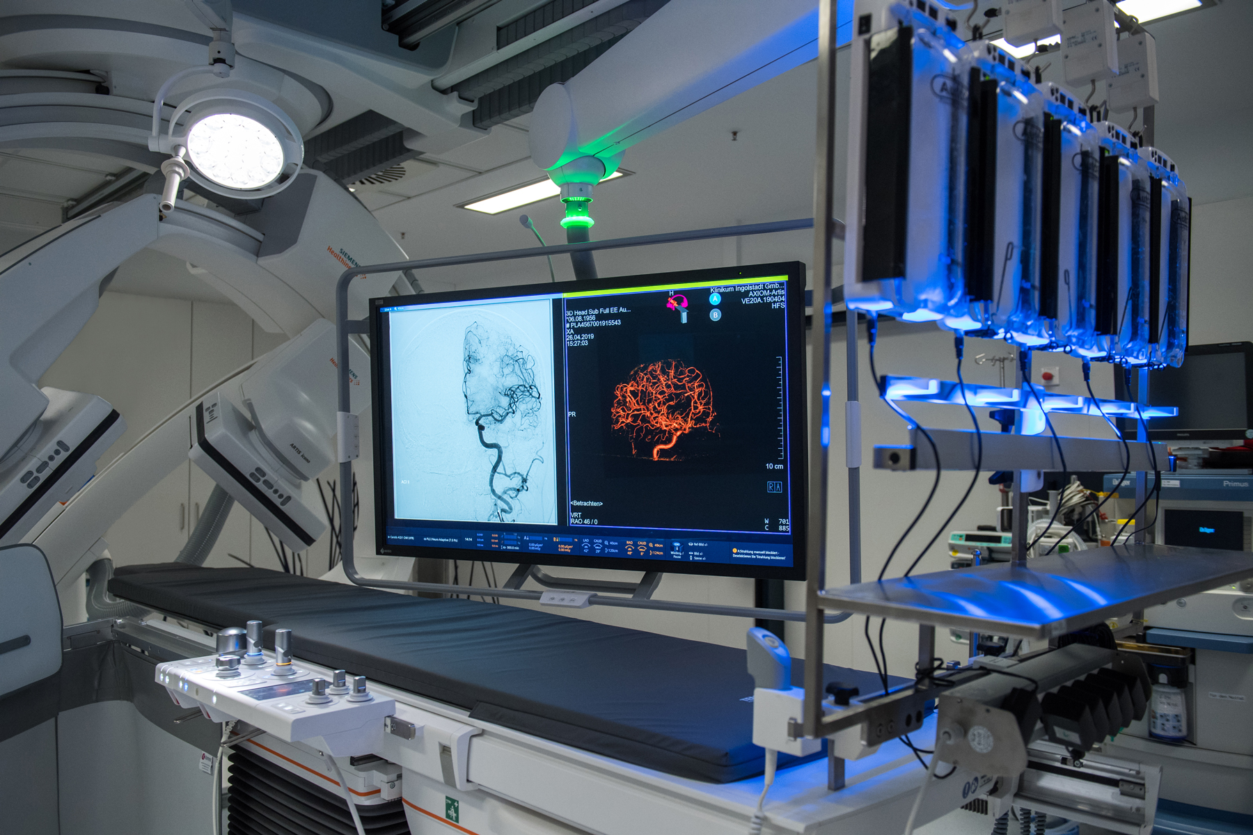 An dieser High-Tech Angiographie-Anlage werden die Eingriffe durchgeführt.